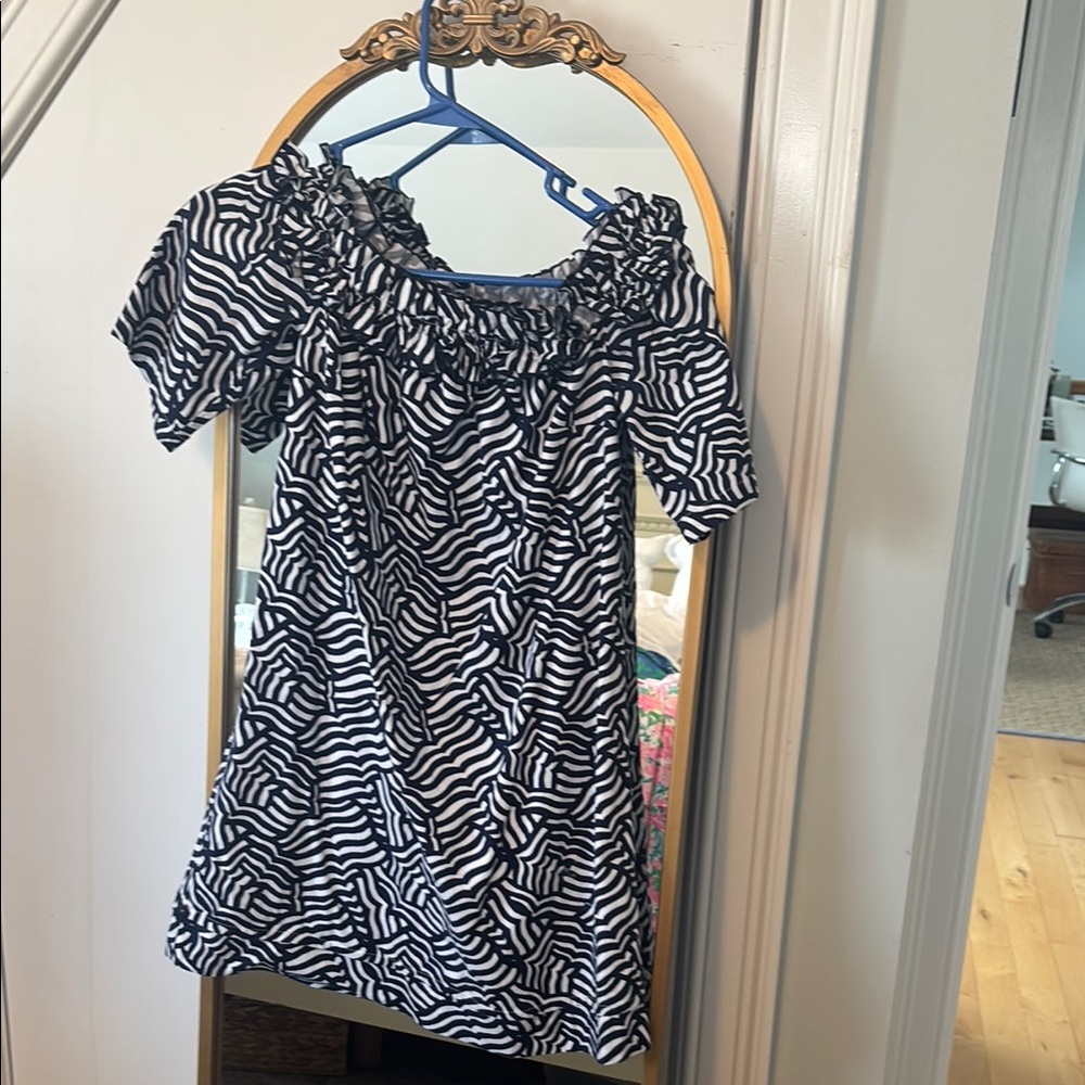 Vineyard Vine Navy and White off the should super cute dress!!!